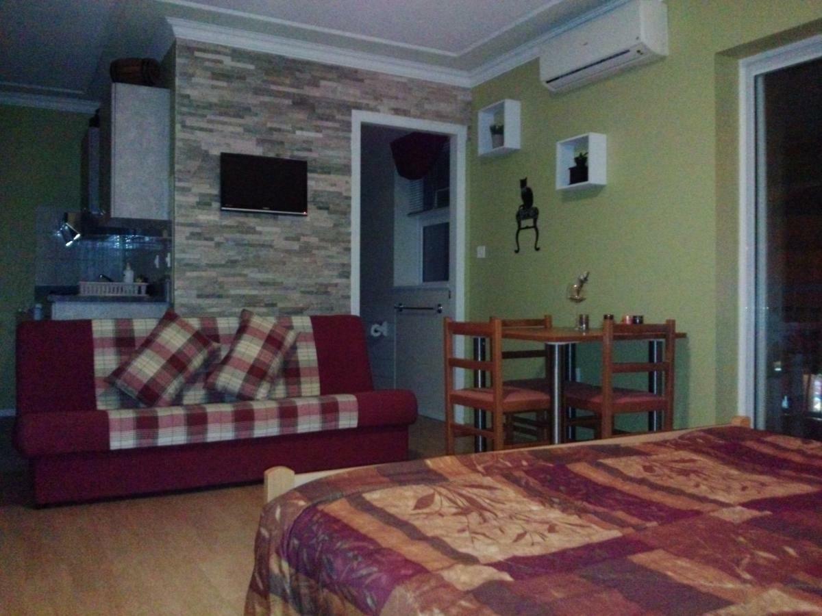 Guest House Karlo Бибине Екстериор снимка